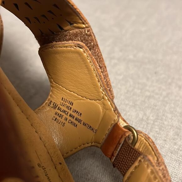 Comfortiva womens cut out leather wedge sandal size 6.5 - Picture 5 of 10